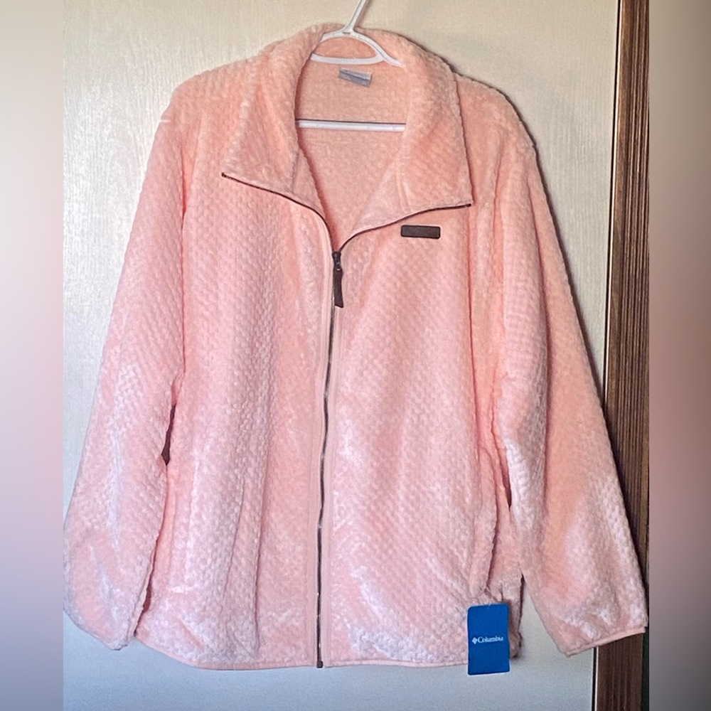 Columbia Jacket NWT, in a very cuddly fleece in a soft peach color. Size 2X.